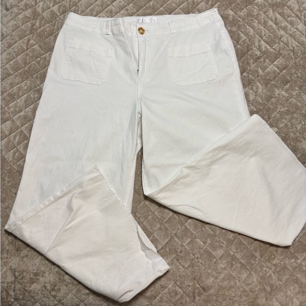 Women's White wide leg long capris.  Raw hem. 14